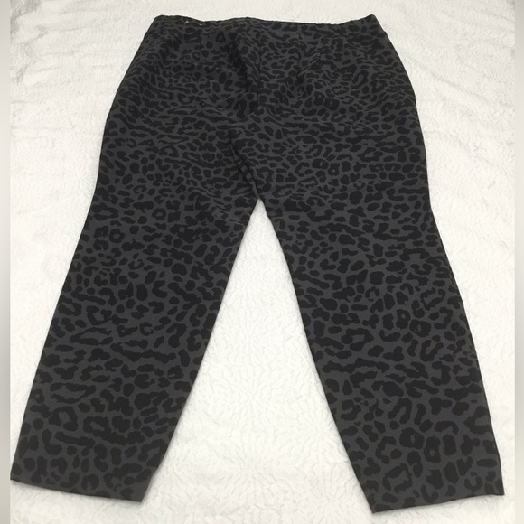 Lane Bryant Gray & Black Leopard Animal Print On The Go Pull On Ankle Pants - Picture 5 of 12